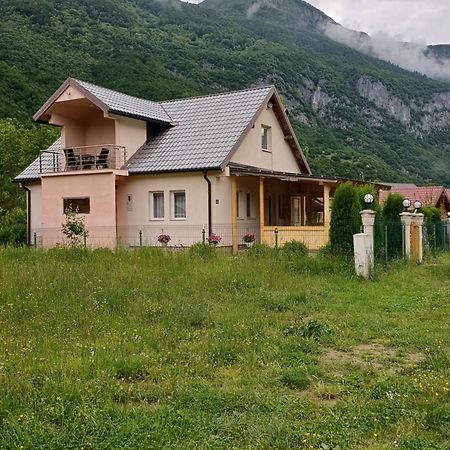 Breti'S Guesthouse Vusanje Exterior photo