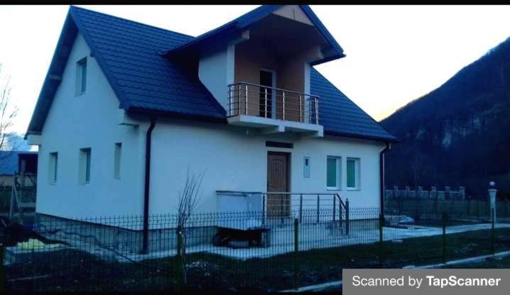 Breti'S Guesthouse Vusanje Exterior photo