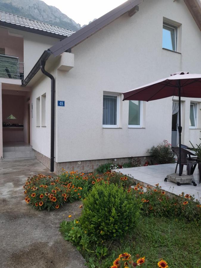 Breti'S Guesthouse Vusanje Exterior photo