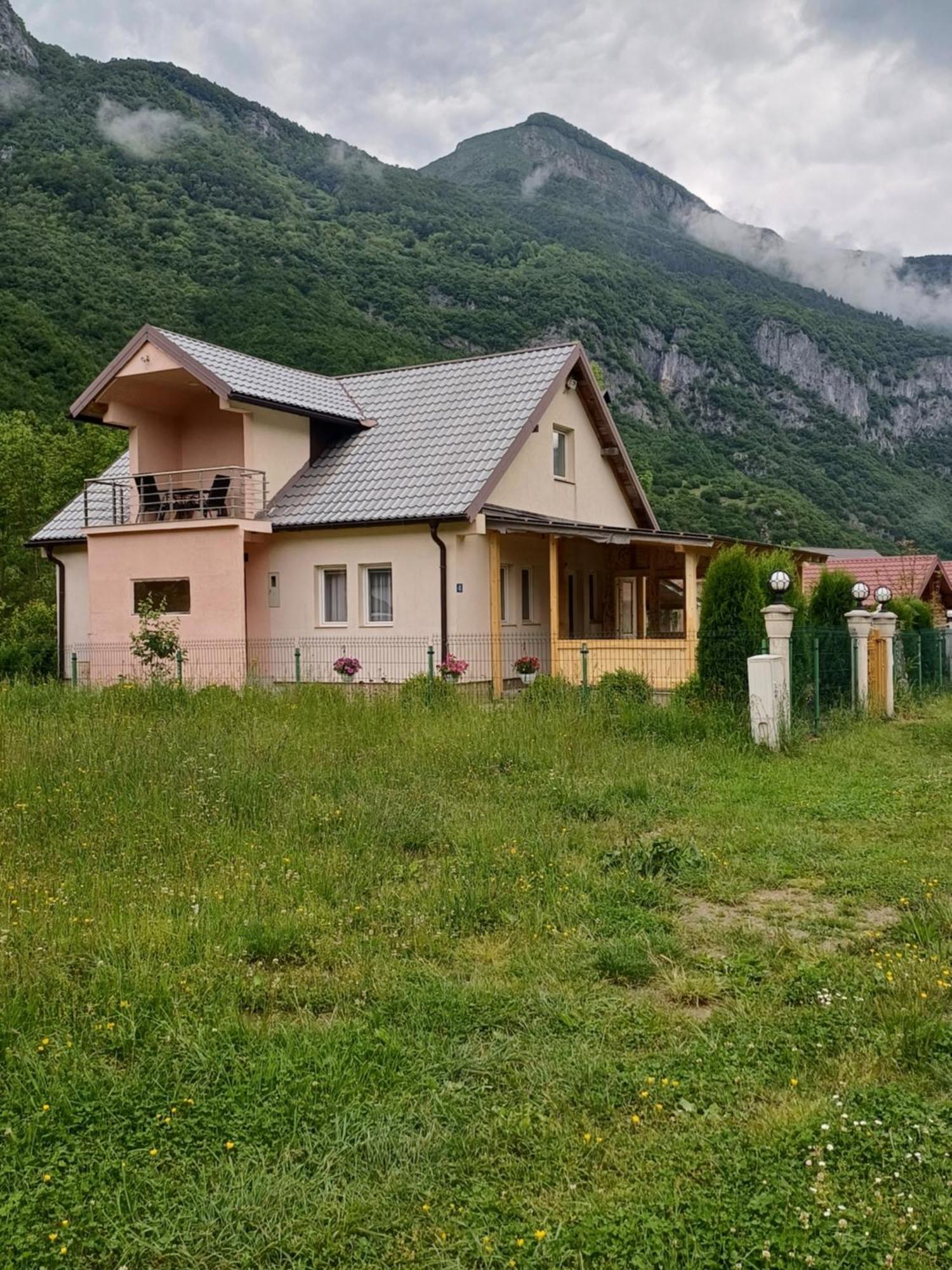 Breti'S Guesthouse Vusanje Exterior photo